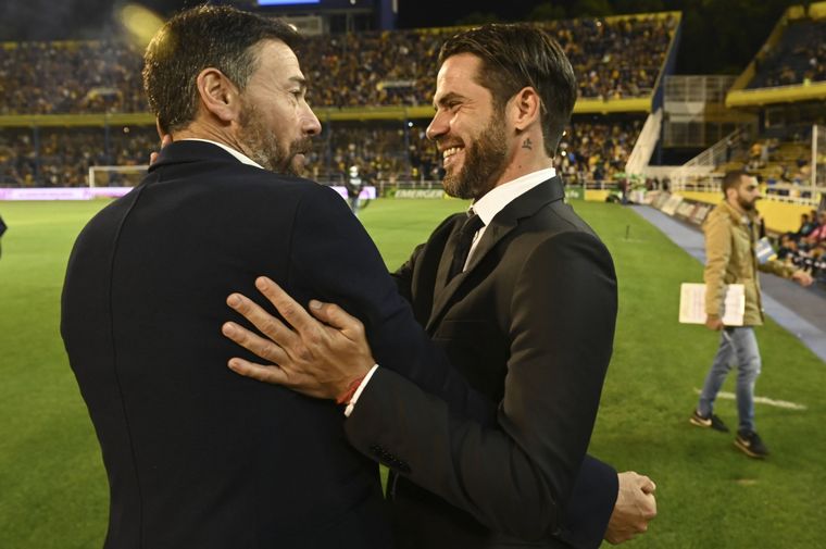 Gago saludó afectuosamente al Kily González antes del partido Foto: Télam