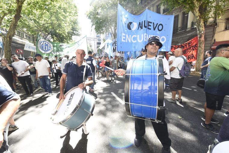 Miles de personas participaron de la marcha de la CGT. Foto: Juan Mateo Aberastain / MDZ