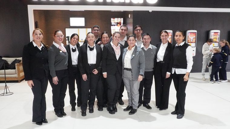 Una imagen de los colaboradores del flamante McDonald's de la Terminal. Una imagen de los colaboradores del flamante McDonald's de la Terminal.