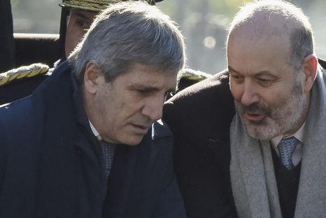 El presidente del BCRA, Santiago Bausilli y el ministro de Economía, Luis Caputo.