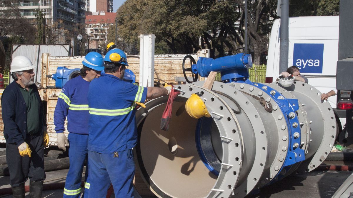 Venta de AySA: quiénes son las manos privadas que pelean por quedarse con la empresa estatal