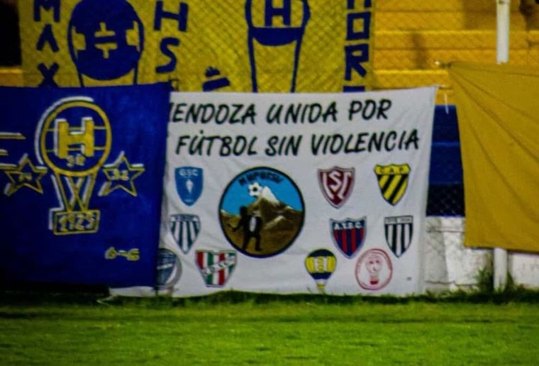 El trapo que refleja la lucha por la violencia en los estadios del fútbol mendocino.