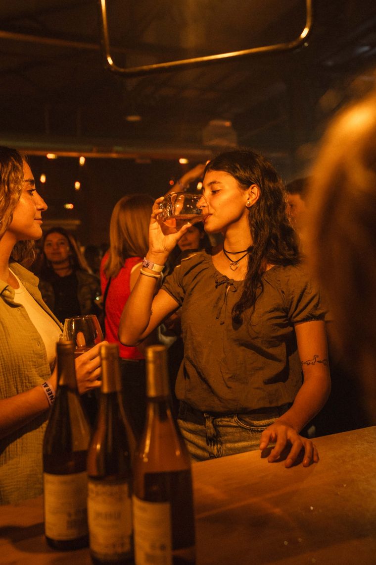 Se puede acercar a los jóvenes al vino. Una charla con quienes llevan adelante una idea que se transformó en éxito.