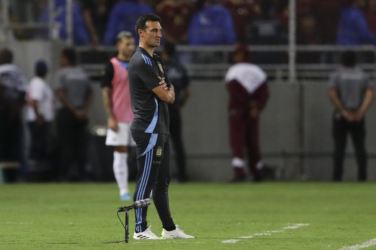 Lionel Scaloni, resguardando jugadores. Foto: EFE