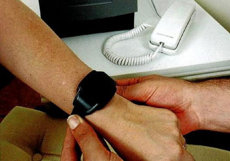 La pulseras permiten saber la ubicación de la persona a través de GPS.