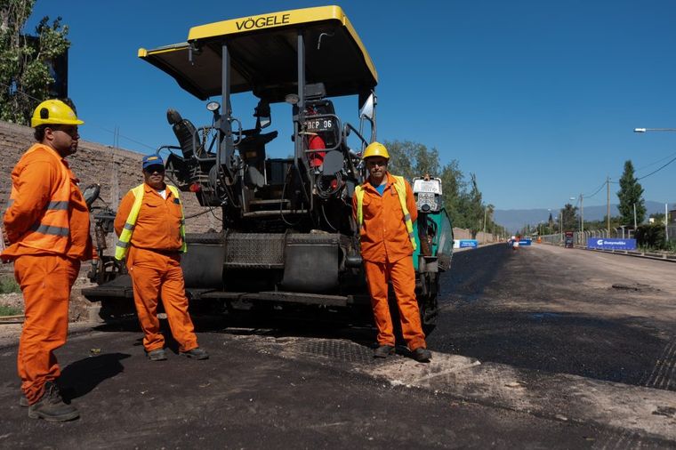 Están colocando el asfalto sobre la calle San Francisco del Monte. Están colocando el asfalto sobre la calle San Francisco del Monte.