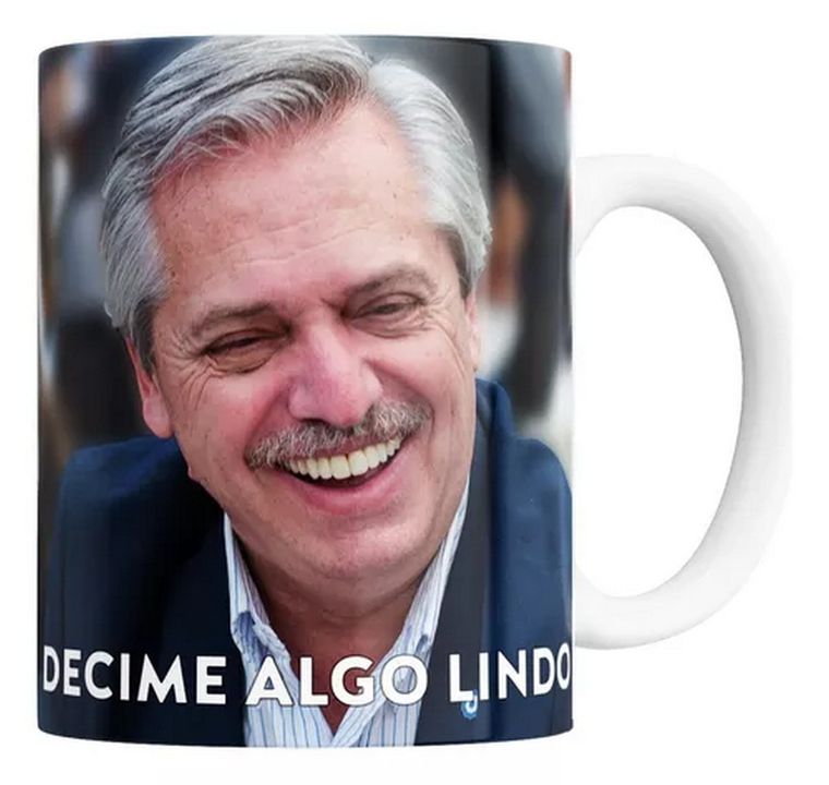 La taza con la cara de Alberto Fernández y la frase: Decime algo lindo se venden a un precio que oscila  entre los $4.999 hasta los $7.999. Foto: Mercado Libre