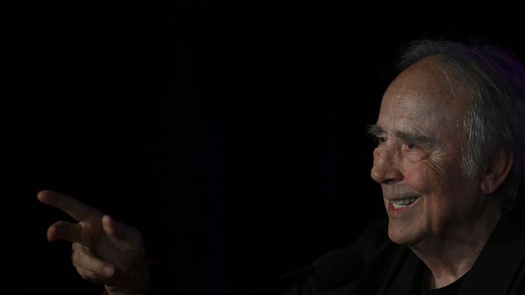 Joan Manuel Serrat aseguró que tiene muchas ocupaciones en su presente fuera de los escenarios, pero no descartó la posibilidad de una vuelta al ruedo. Joan Manuel Serrat aseguró que tiene muchas ocupaciones en su presente fuera de los escenarios, pero no descartó la posibilidad de una vuelta al ruedo.