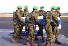 Soldados israelíes trasladan el cuerpo de uno de los rehenes fallecidos Foto: Unidad Vocero IDF