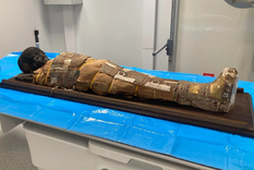 La momia egipcia de 2.000 años fue sometida a estudios con tecnología médica y el análisis reveló un objeto oculto en la zona del pecho.