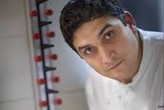 con dos estrellas michelin, entre el helado de yerbeado y el colageno marino