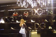 en protesta, cierra dolce & gabbana en milan