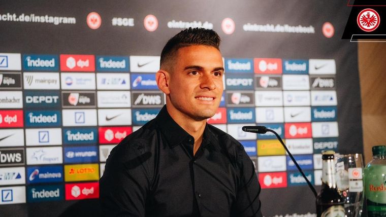Rafael Santos Borré dio su primera conferencia de prensa en Alemania. Foto: Twitter @eintracht_esp