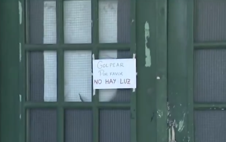 La puerta de la escuela de General Rodríguez en la que una niña de 13 irrumpió y roció a sus compañeros con alcohol, para después amenazarlos con prenderlos fuego.