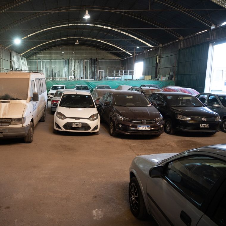 Los autos que utilizaba la app para otrogar viajes. Foto: Gobierno