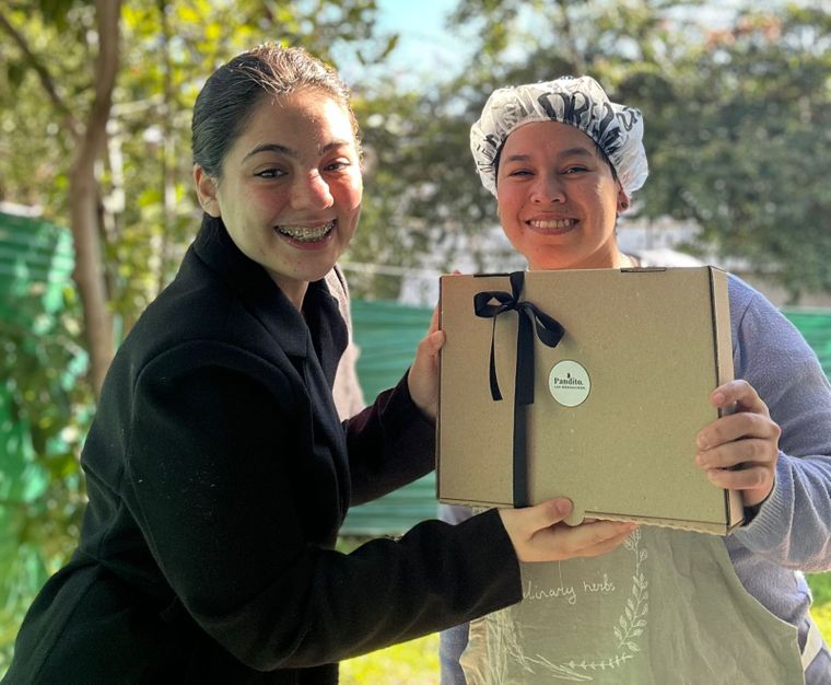 Noelia Díaz (23) y Ariadna Godoy (26) crearon las redes de Pandito en noviembre y, poco a poco, fueron vendiendo las ahora famosas tortitas mendocinas.