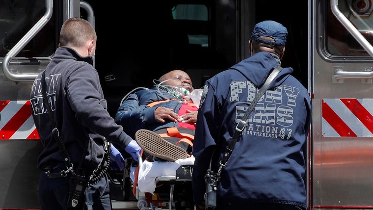 Paramédicos trasladan a un paciente al Hospital Episcopal de St. Johns, durante el brote de covid-19 en Nueva York Foto: RT