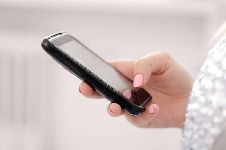 La licenciada en Psicología, Clara Oyuela, explicó en qué momentos es conveniente usar un dumbphone en vez de un smartphone para no generar una adicción tecnológica Foto: Freepik