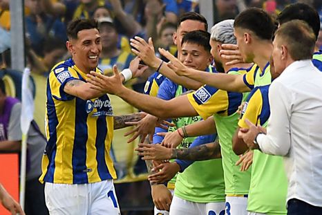 Los jugadores de Central no lo pueden creer: Di María metió un gol olímpico para el 1-1 ante Boca en Rosario. Los jugadores de Central no lo pueden creer: Di María metió un gol olímpico para el 1-1 ante Boca en Rosario.