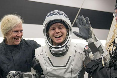 La astronauta de la NASA Zena Cardman es una de las tripulantes de la EEI que regresó a la Tierra.