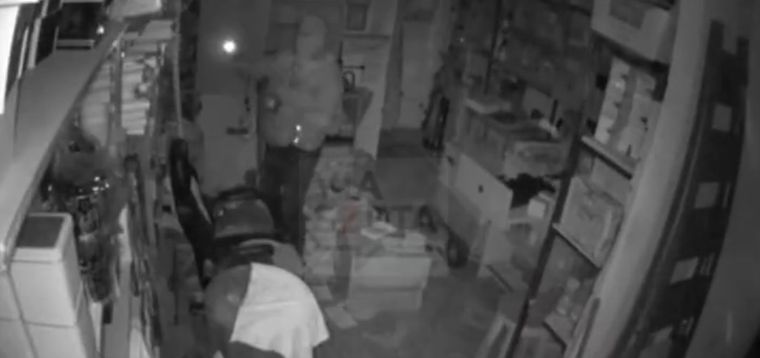 El asalto quedó registrado por las cámaras de seguridad del local.  Foto: Captura de pantalla