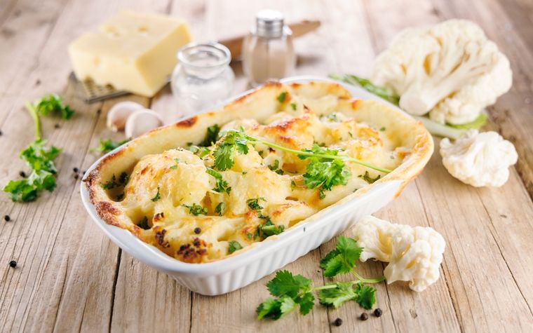 El gratinado de coliflor con salsa bechamel y queso proviene de la cocina francesa clásica. Receta clásica. El gratinado de coliflor con salsa bechamel y queso proviene de la cocina francesa clásica. Receta clásica.