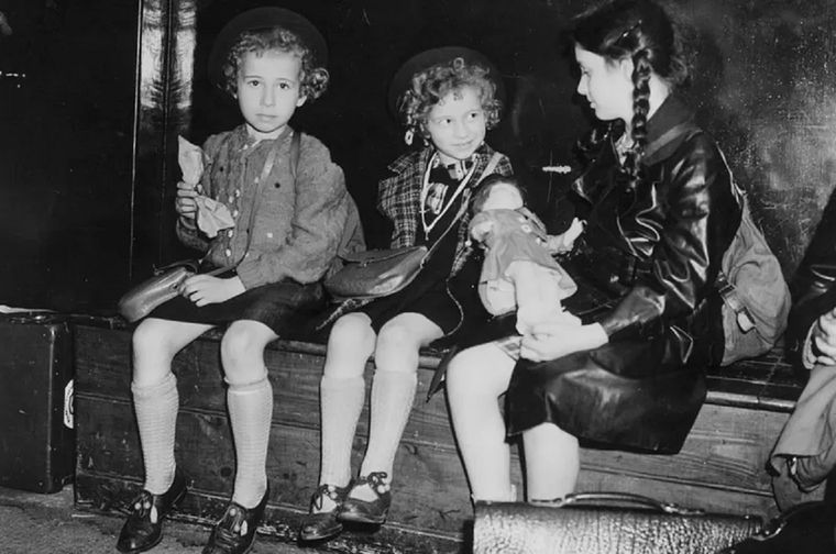 Durante mucho tiempo fueron conocidas solo como tres niñas pequeñas, pero ahora sabemos que son Ruth (izquierda) e Inge Adamecz y Hanna Cohn. Foto: GETTY IMAGES