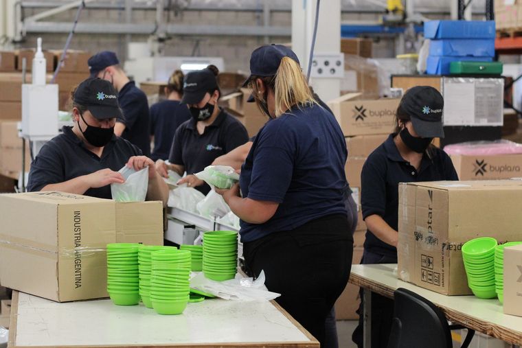 Decenas de personas intervienen en el proceso de transformación de los residuos a productos reciclados útiles para la sociedad.&nbsp;