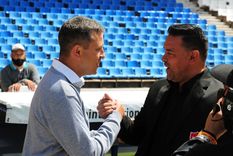 Flores y Gamboa se saludan antes de comenzar el partido. Foto: Télam