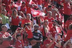 Los locales le dedicaron un inesperado canto a sus pares de la Academia. Foto: Télam Los locales le dedicaron un inesperado canto a sus pares de la Academia. Foto: Télam