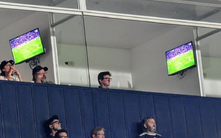 Al igual que ante Lanús, Alfredo Berti siguió el partido de la Lepra desde el palco. El DT cumplió la sanción y podrá estar en el banco de suplentes frente a Huracán. Foto: ALF PONCE MERCADO / MDZ