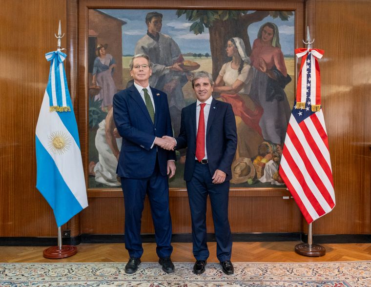 Scott Bessent y Luis Caputo en el viaje que hizo el ministro de Economía en abril de este año