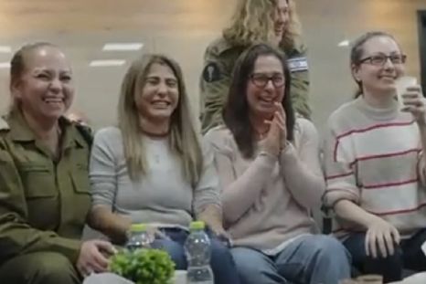 Familiares de las rehenes observan el momento en el que son liberadas Foto: Captura de video