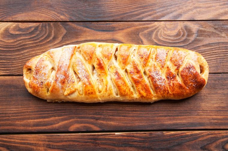 Trenza con manzana y canela recién horneada: receta fácil y tentadora.