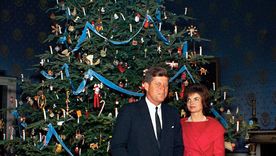 El ex presidente católico de EEUU, John Kennedy, con Jaqueline Onasisis, junto al gran árbol de Navidad de la Casa Blanca en 1961, año en que asumió como mandatario.