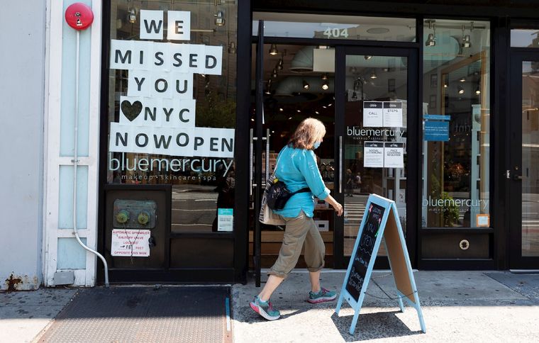 Una persona pasa frente a una tienda de cuidado de la piel a medida que se abren más negocios en la ciudad de Nueva York, EE.UU.