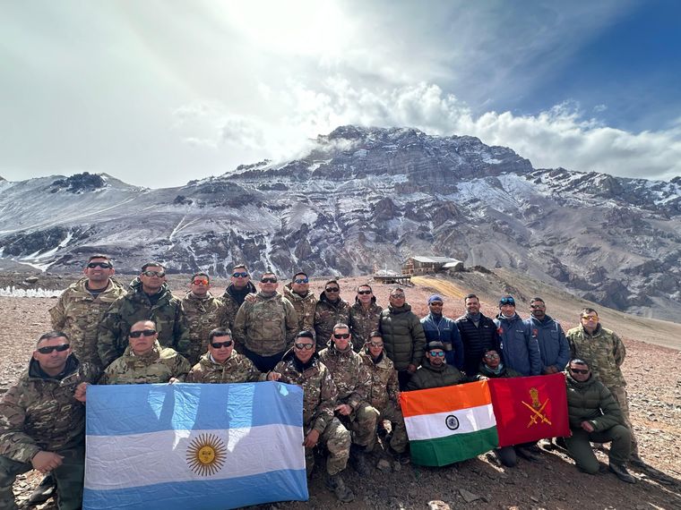 Las tropas internacionales durante el ascenso Foto: gentileza