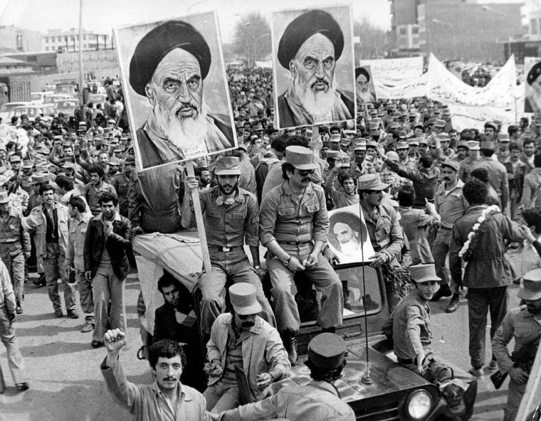 El ejército de la República Islámica de Irán marcha por las calles en solidaridad con la población durante la revolución iraní. Llevan carteles con el rostro de Jomeini.
