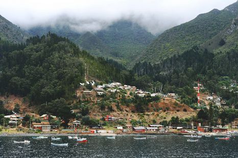 Casas de San Juan Bautista entre cerros cubiertos de nubes, donde viven los cerca de 900 habitantes que mantienen vivas las tradiciones y la pesca artesanal de la isla.