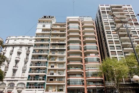 El mercado inmobiliario se está dinamizando, según un estudio privado, gracias a la aparición del crédito hipotecario, mientras que el sector de la construcción sigue golpeado por el corte de la obra pública. El mercado inmobiliario se está dinamizando, según un estudio privado, gracias a la aparición del crédito hipotecario, mientras que el sector de la construcción sigue golpeado por el corte de la obra pública.