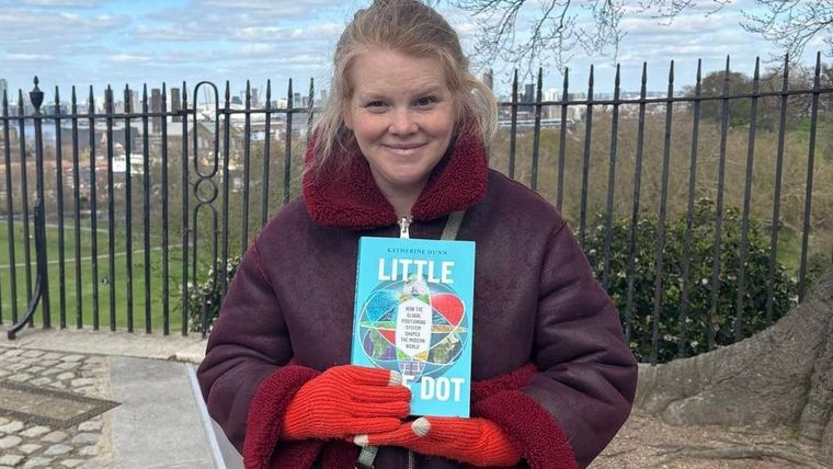 Katherine Dunn, en el meridiano de Greenwich, feliz con su libro.