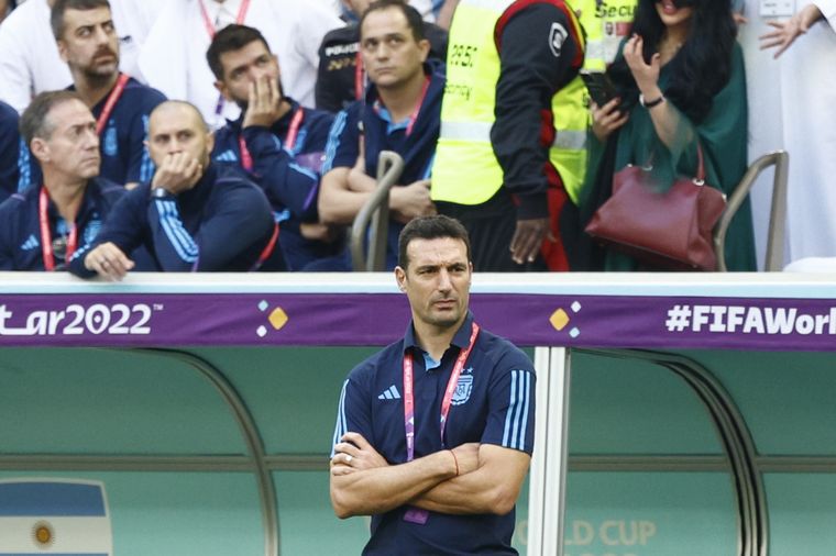 Scaloni, al igual que todos, se mostró decepcionado por la derrota, pero con confianza para el corto plazo de la Selección. Foto: EFE