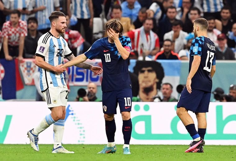 Mac Allister saluda a Modric tras la victoria argentina ante Croacia. Foto: EFE