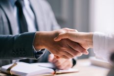 En un mercado laboral complejo, hay grandes asimetrías entre los salarios que pagan las grandes empresas y las pequeñas. Foto: Shutterstock