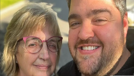 Darío junto a su madre. Darío junto a su madre.