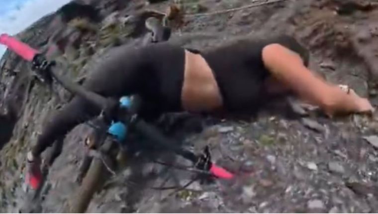 Momento de la caída de la modelo de OnlyFans. Foto Captura de pantalla Momento de la caída de la modelo de OnlyFans. Foto Captura de pantalla