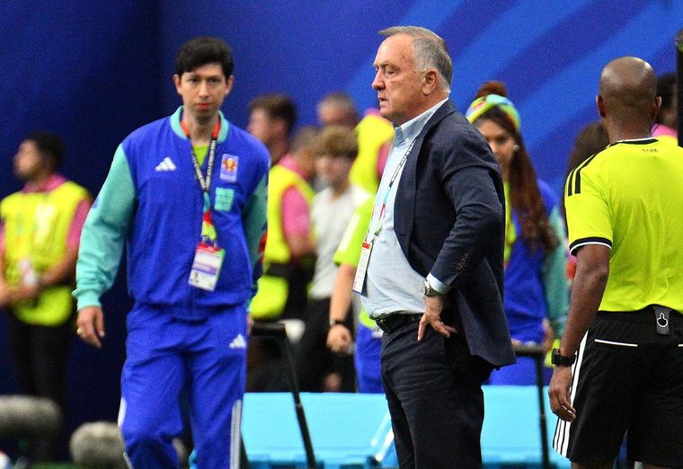 El entrenador de 78 años se emocionó antes del partido durante los himnos y volvió a llorar cuando Curazao marcó su primer gol en una Copa del Mundo.