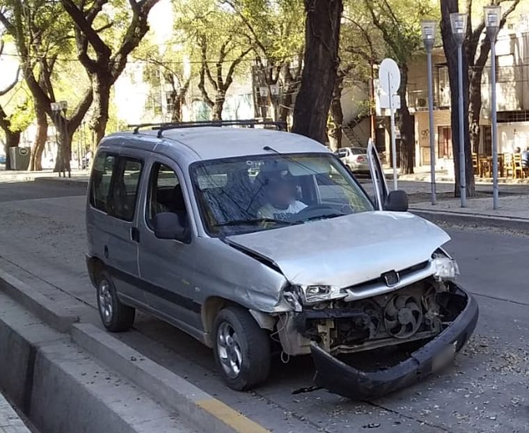 Destrozado El conductor pasó en el límite y se encontró con otro rodado que venía en dirección perpendicular.