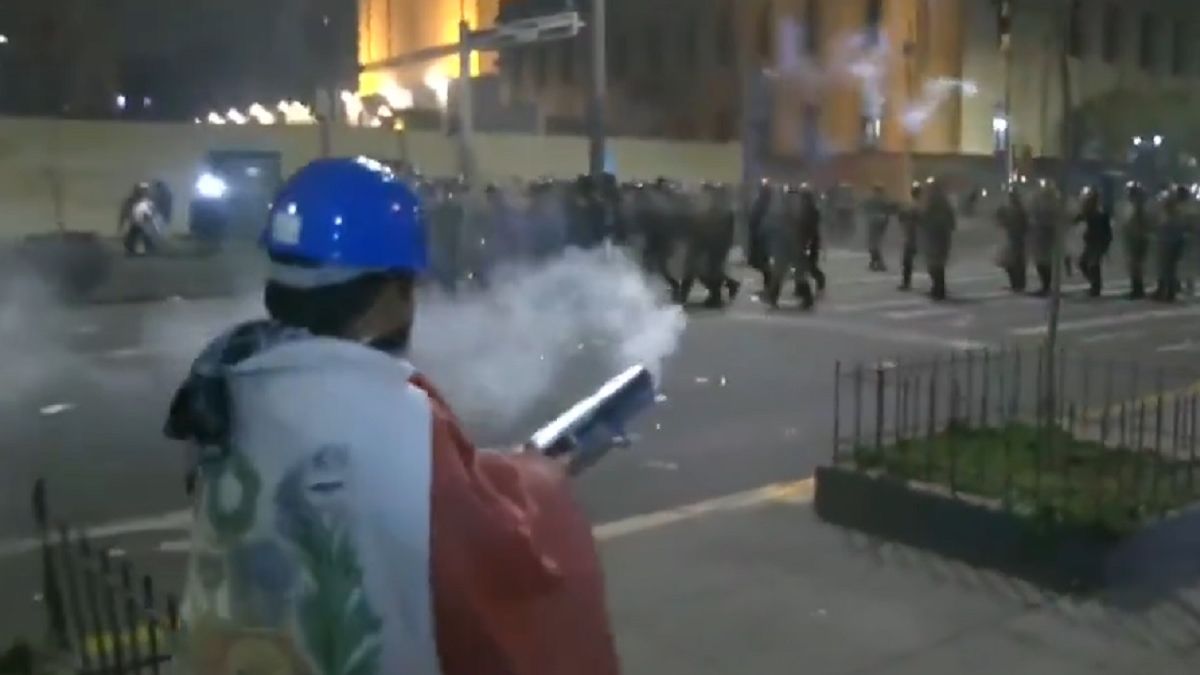 Tensión en Perú: graves enfrentamientos entre manifestantes y la policía