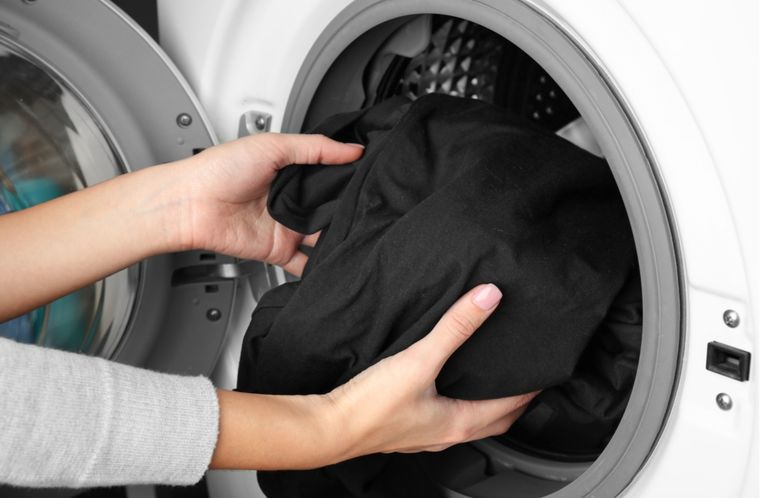 Subió un hack para conservar el color de la ropa oscura y se volvió viral Te enseñamos un procedimiento para mantener la ropa negra en su estado original. Foto: Shutterstock